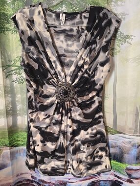 Embellished V-Neck Black & White Print Top